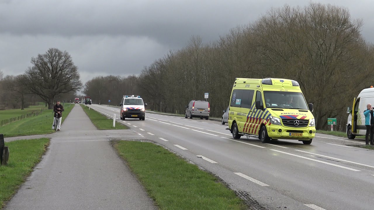 Ambulance 07-110 + Politie komen ter plaatse bij een Grote brand in Angerlo