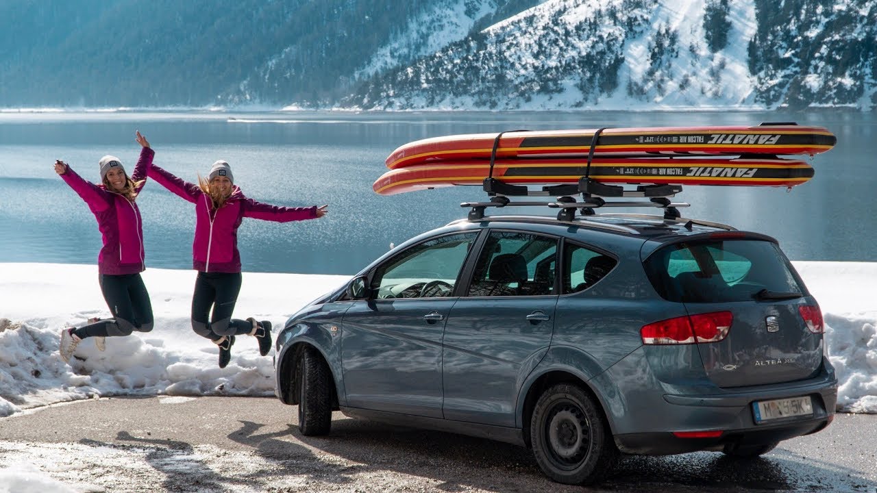 Girls on SUPs - paddling lake Achensee in winter - SUP tour
