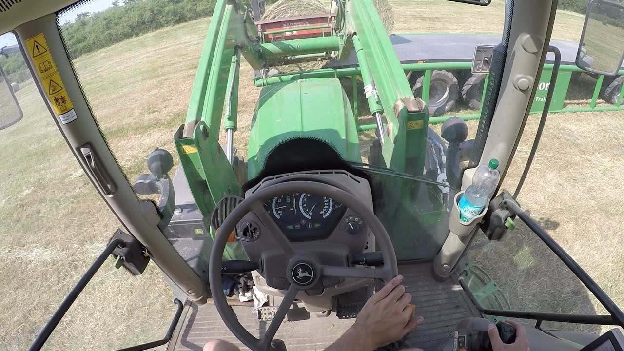 John Deere 6125R und Krassort Bale Trailer im Heu
