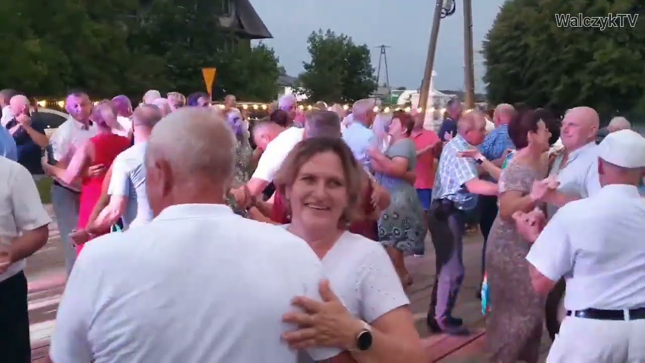 CUDOWNE WSPOMNIENIA jak wspaniale bawią się fani muzyki ludowej na dechach pod chmurką 