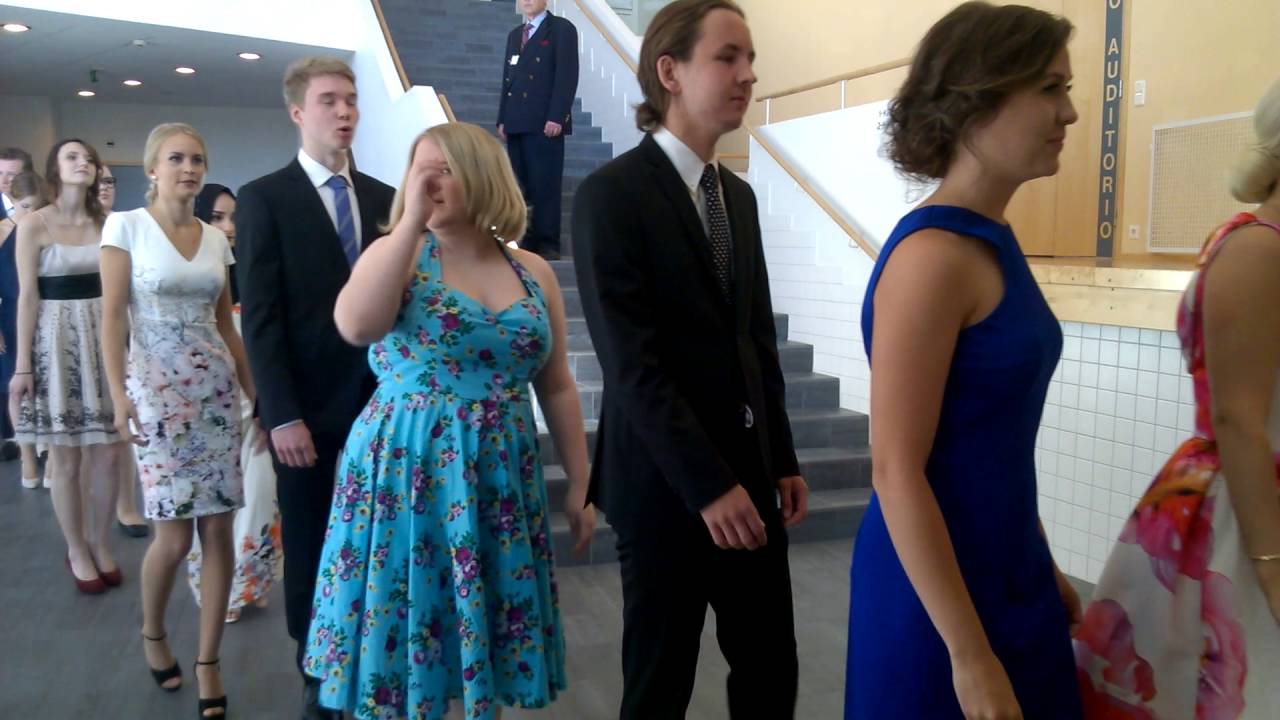 Uudet ylioppilaat saapuvat juhlaan