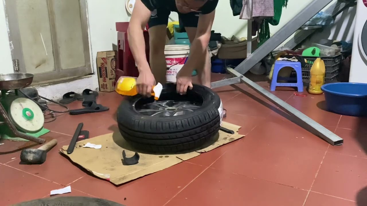 Tự thay lốp ô tô tại nhà không cần máy