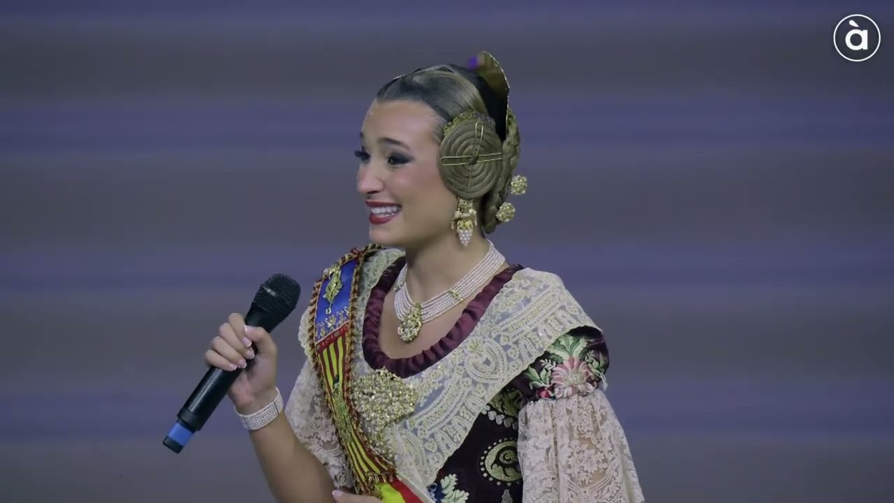 Les boniques paraules de la fallera major infantil, Lucía García, a Berta Peiró