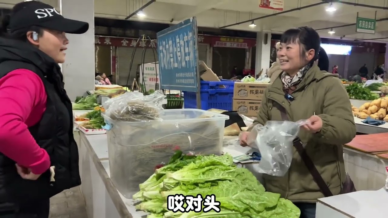 容姐今天和小儿子一起进城摆摊，没想到拿去的粉条还好卖。