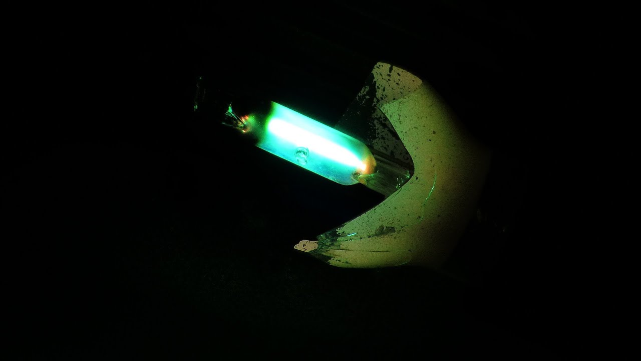 Lampy rtęciowe z rozwaloną bańką - shattered mercury vapor lamps