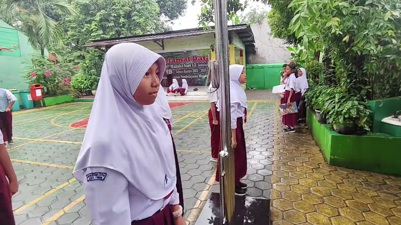 Latihan Paskibra msih udara dingin, hujan rintik2, sudah mulai kompak dan tambah kompak, Smgaat 5A. 