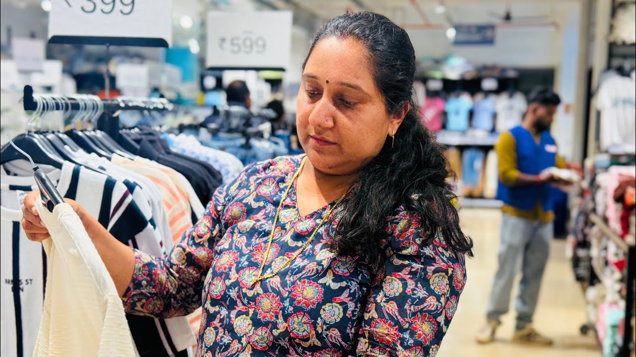 വിശാലമായ വിശാൽമാർട്ടിൽ ഒരു shopping 