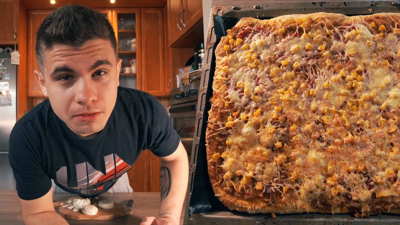 SÍRÓS GYEREK PIZZÁT CSINÁL!