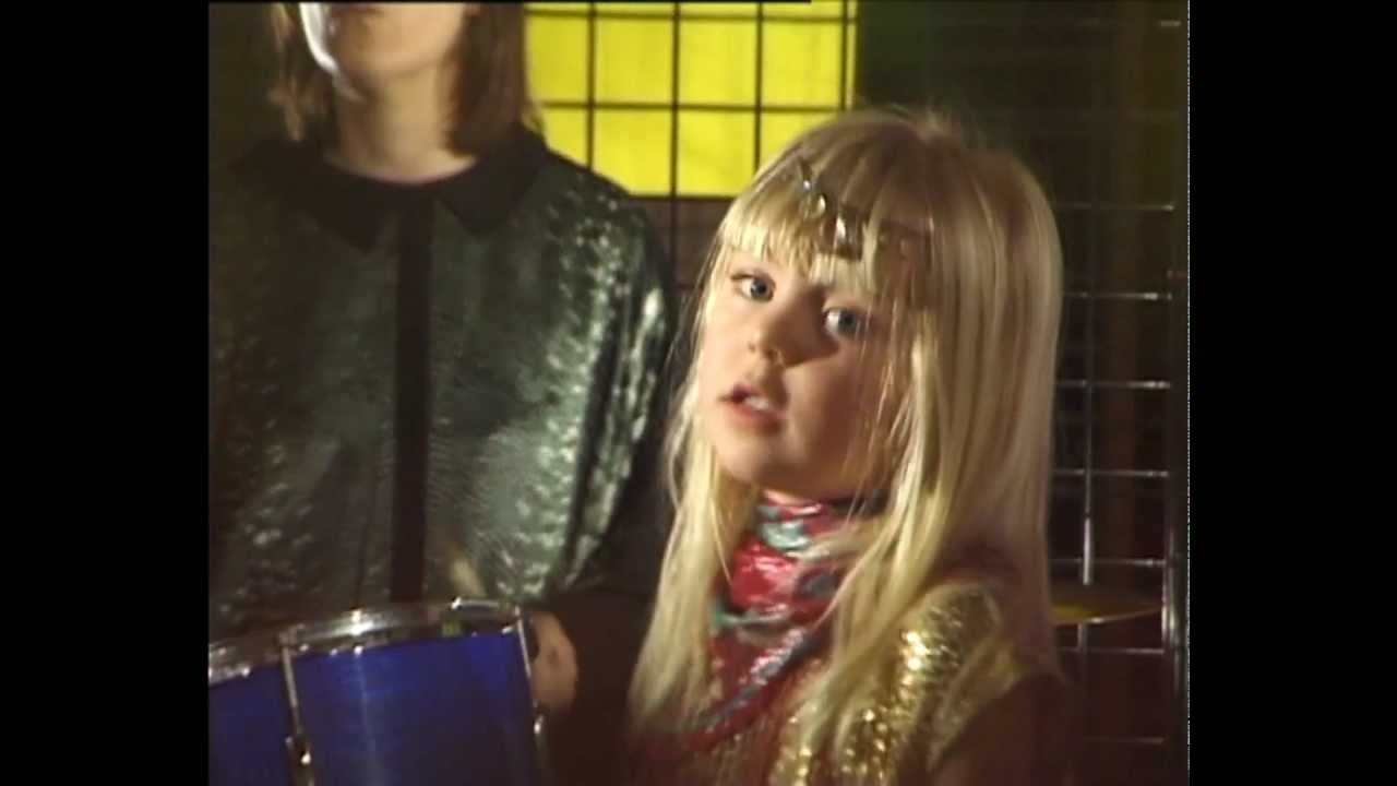 CATE LE BON - PUTS ME TO WORK (OFFICIAL VIDEO)