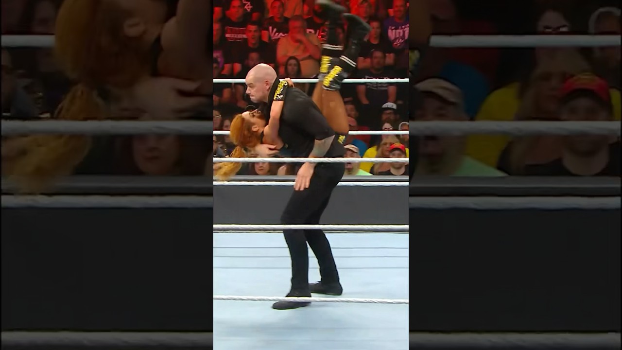 Это был КОНЕЦ дня для Бекки во время этого матча #ExtremeRules 😳