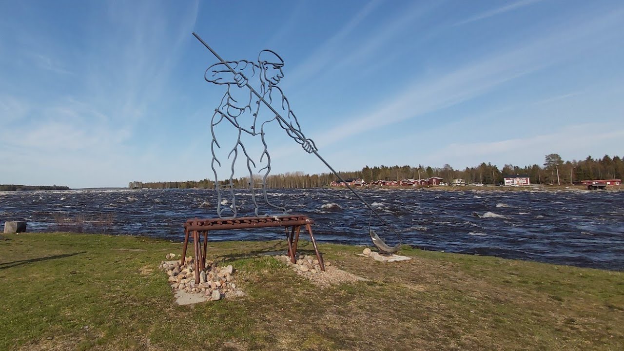 Tulvan ihmettelyä. Kukkolaforsen, Ruotsi 22.5..