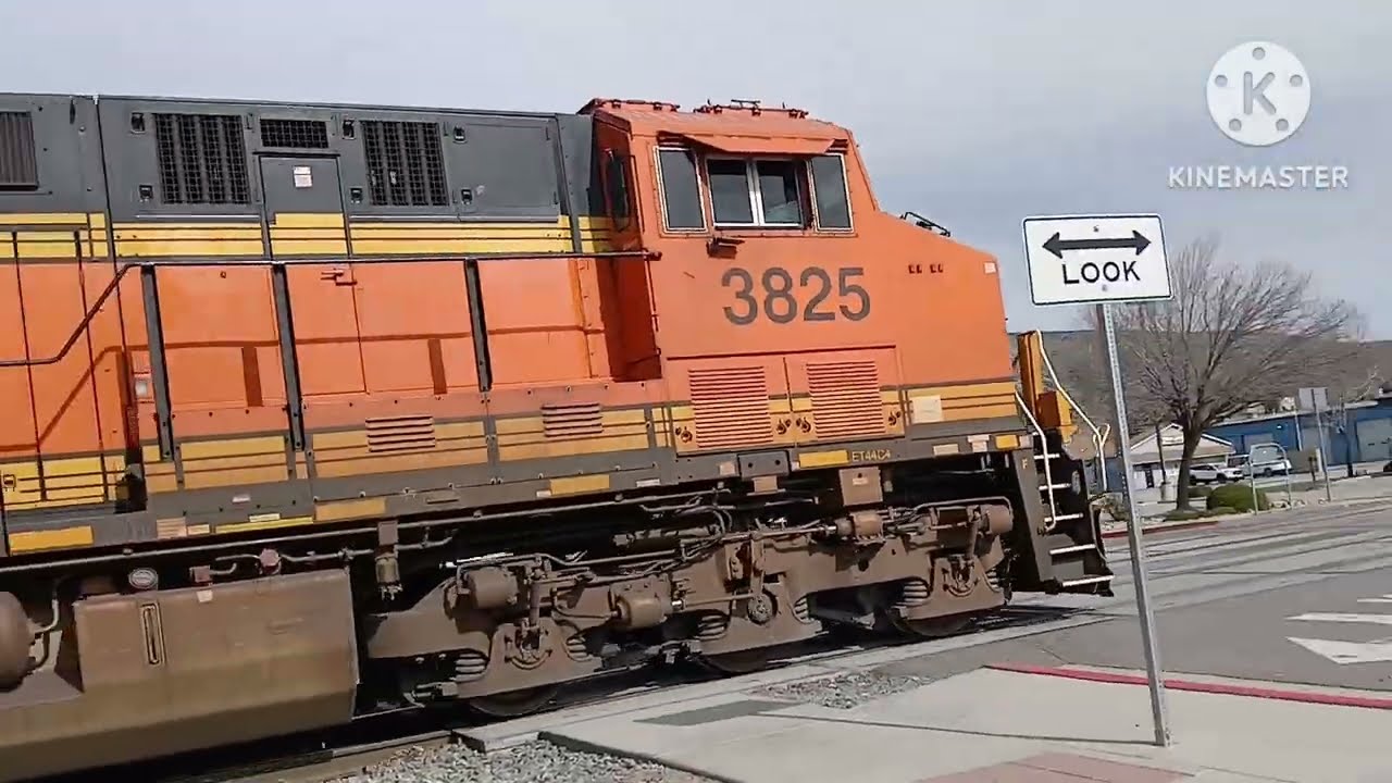 Bnsf 3825 pulling a intermodal train at the train depot in tehachapi california