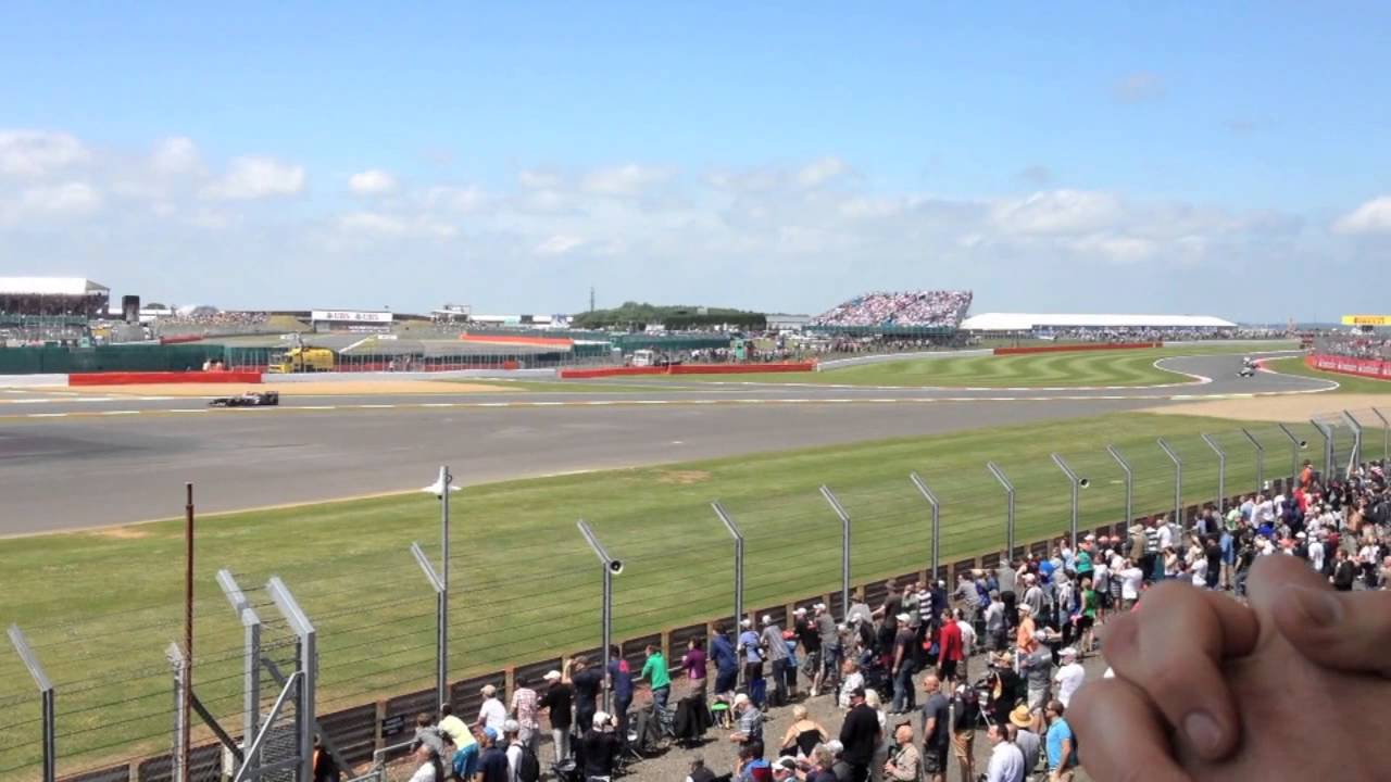 Full F1 Grid Drive By at Becketts Silverstone 2013 - Incredible Noise