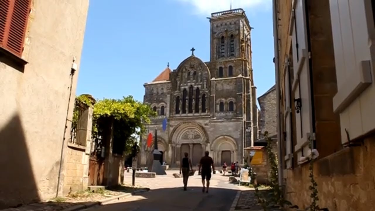 Vézelay, Франция • Живописный город Везелай и его базилика Хиллтоп