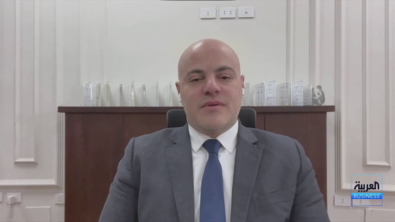 لماذا يتراجع الجنيه المصري أمام الدولار؟ وما تأثير ارتفاع أسعار الطاقة على الشركات في مصر؟