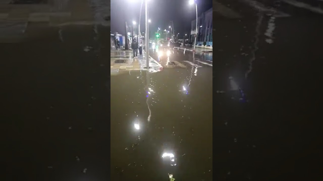 مباشرة من مرتيل الناس محاصرة في مكانها من شدة المطر اللهم لطفلك بعبادك يارب العالمين 