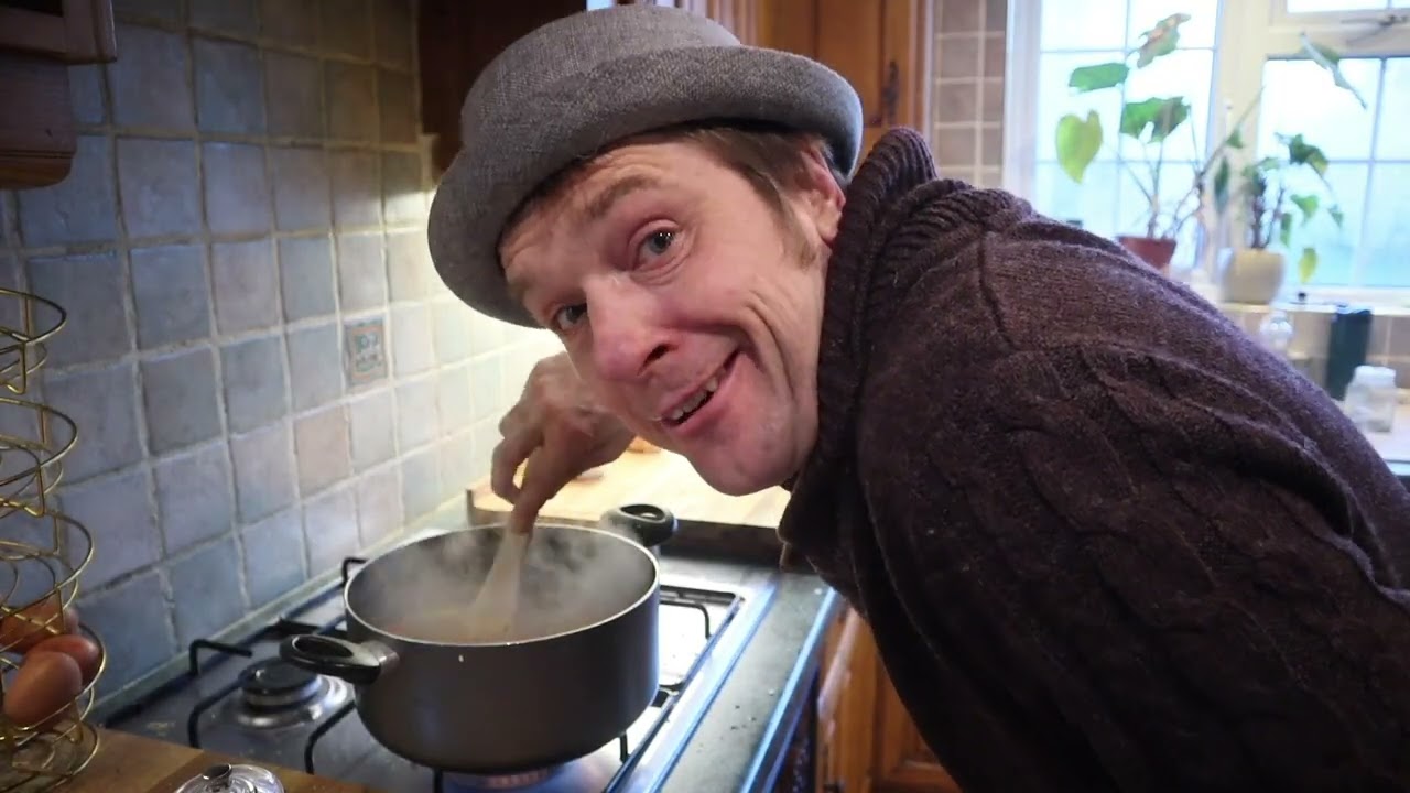 Дэнтрикс готовит запеканку из колбасок!