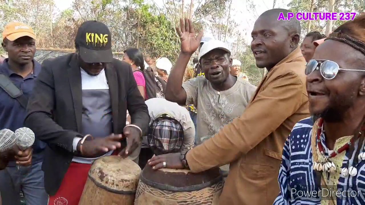 LE DIMASALÉ DANSE TRADITIONNELLE BAMILEKÉ ici aux funérailles de Nzefé Tadjong
