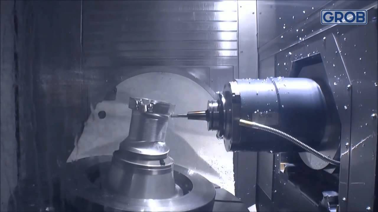 Centro de usinagem universal tem 5 eixos interpolados
