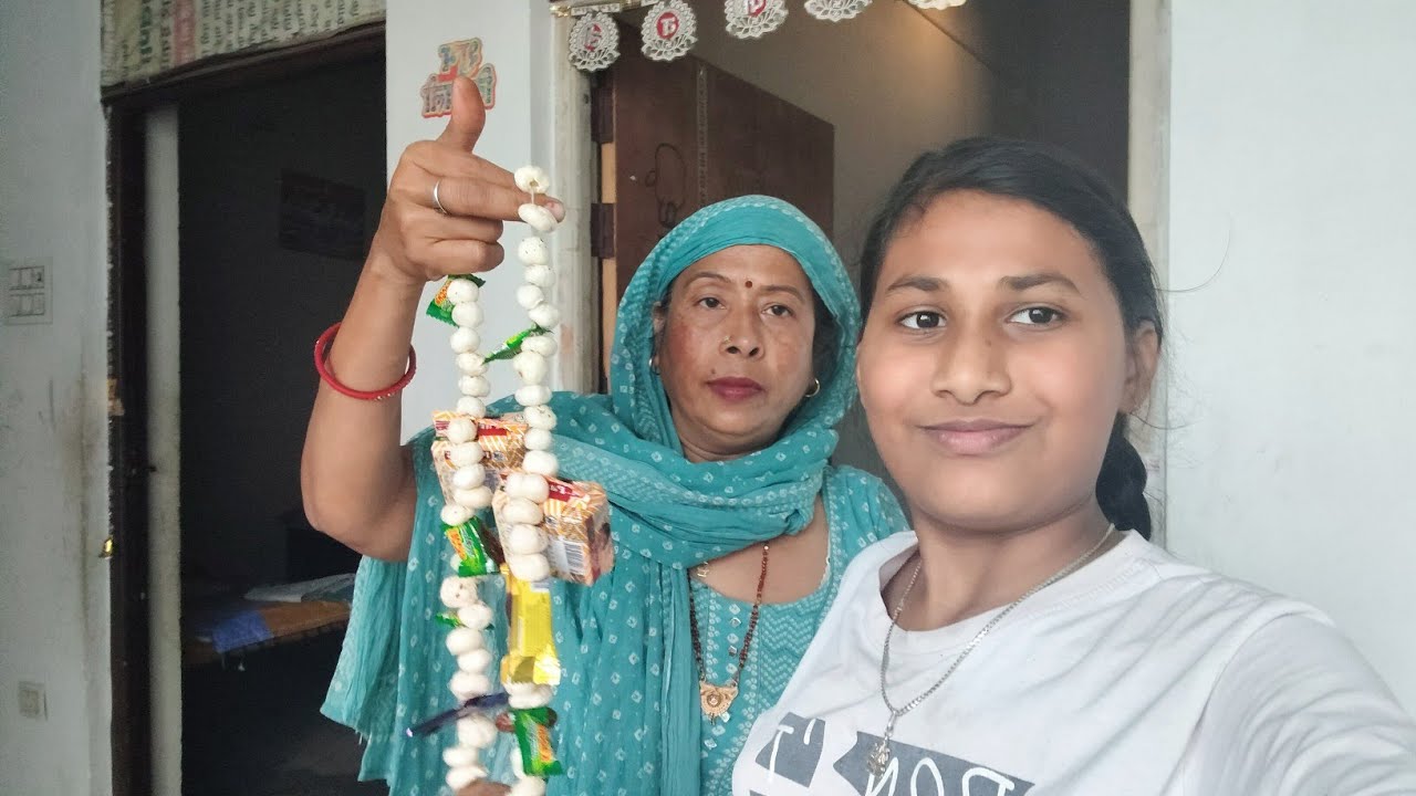 आज मेरी मम्मी ने बनाया घर पर ही मेरे लिए होली हार