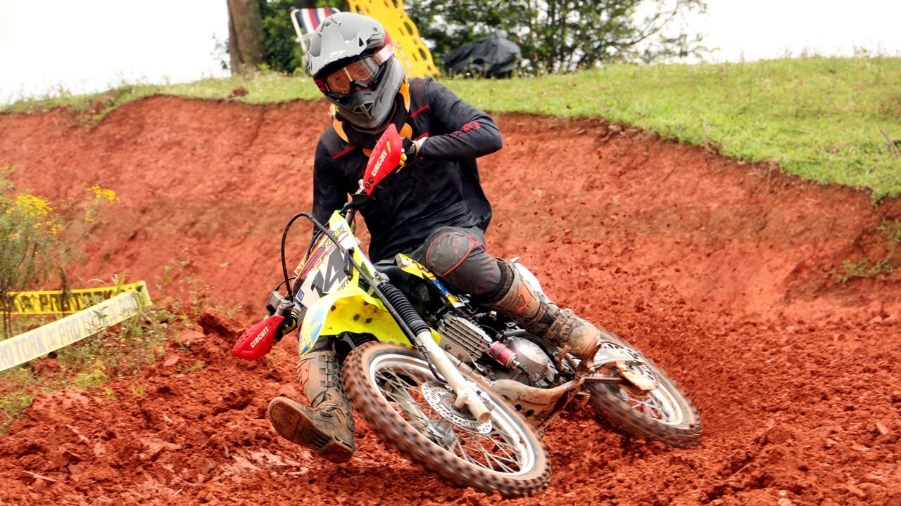 Disputa equilibrada na Corrida da Nacional 200cc no Paranaense de Velocross