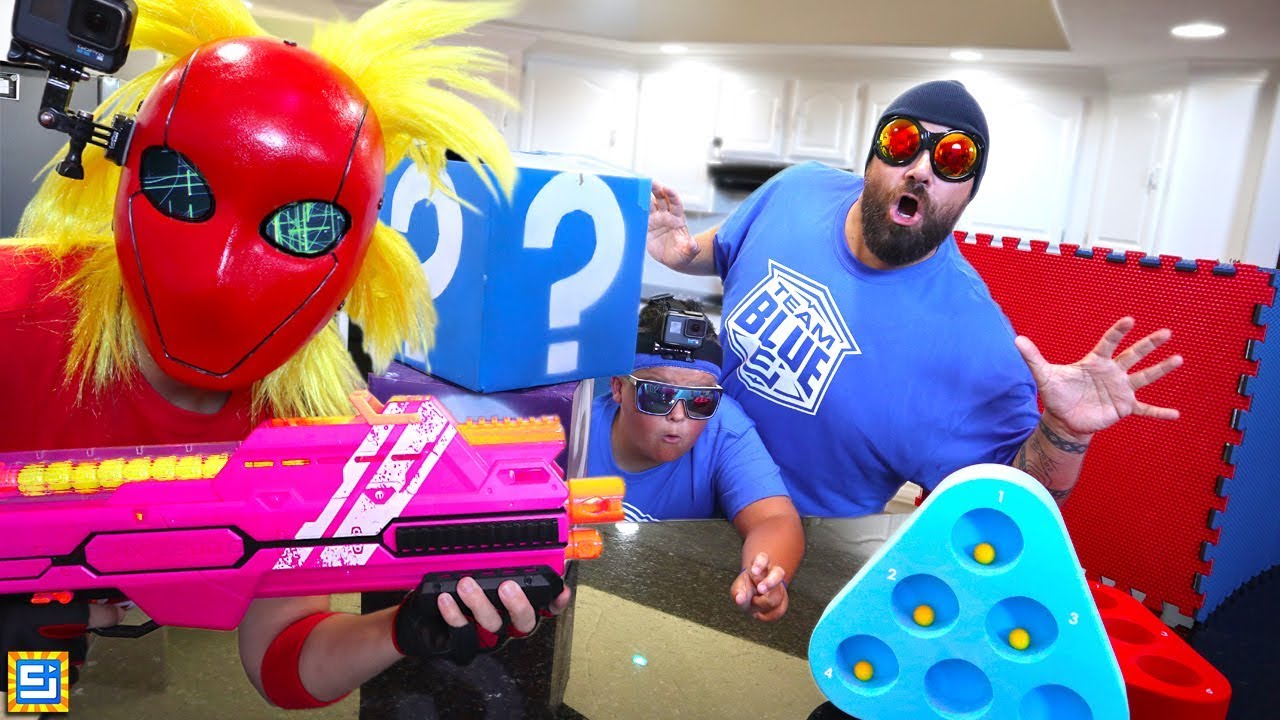 ДЕВУШКА-ХАКЕРША Мастер игры в прятки NERF BATTLE!