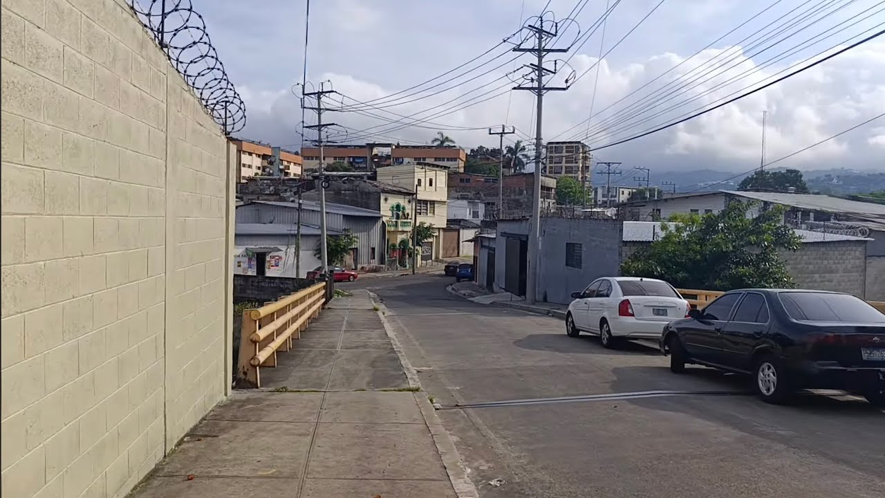 B. EL CALVARIO Y CALLE MODELO DE SAN SALVADOR EL SALVADOR 