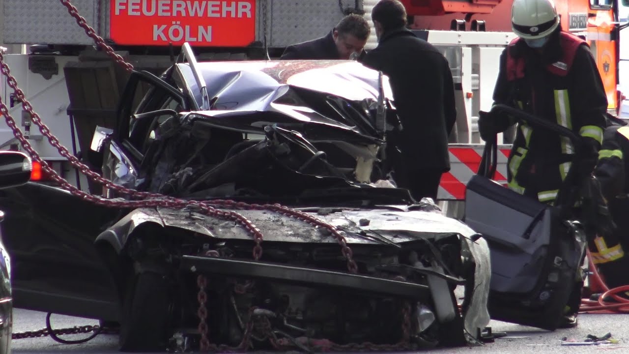 Lärmschutzwand stürzt auf PKW - Fahrerin tot auf A3 in Köln am Freitag den 13.11.20 + O-Töne