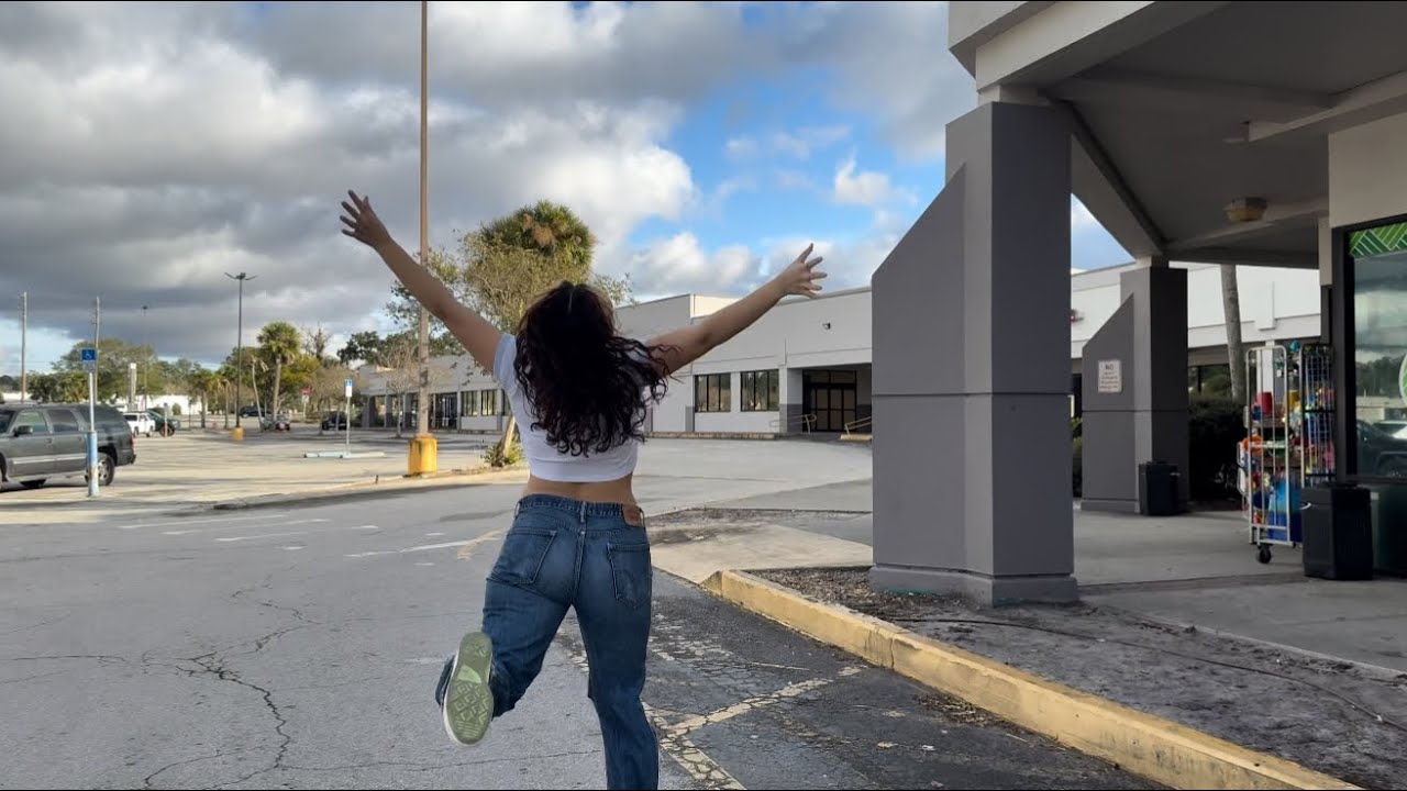 ESCAPED Amish girl visits Florida for the first time😲🧝🏼‍♀️🪖🕸️🪐🐦‍🔥🌭 JAN 17-24