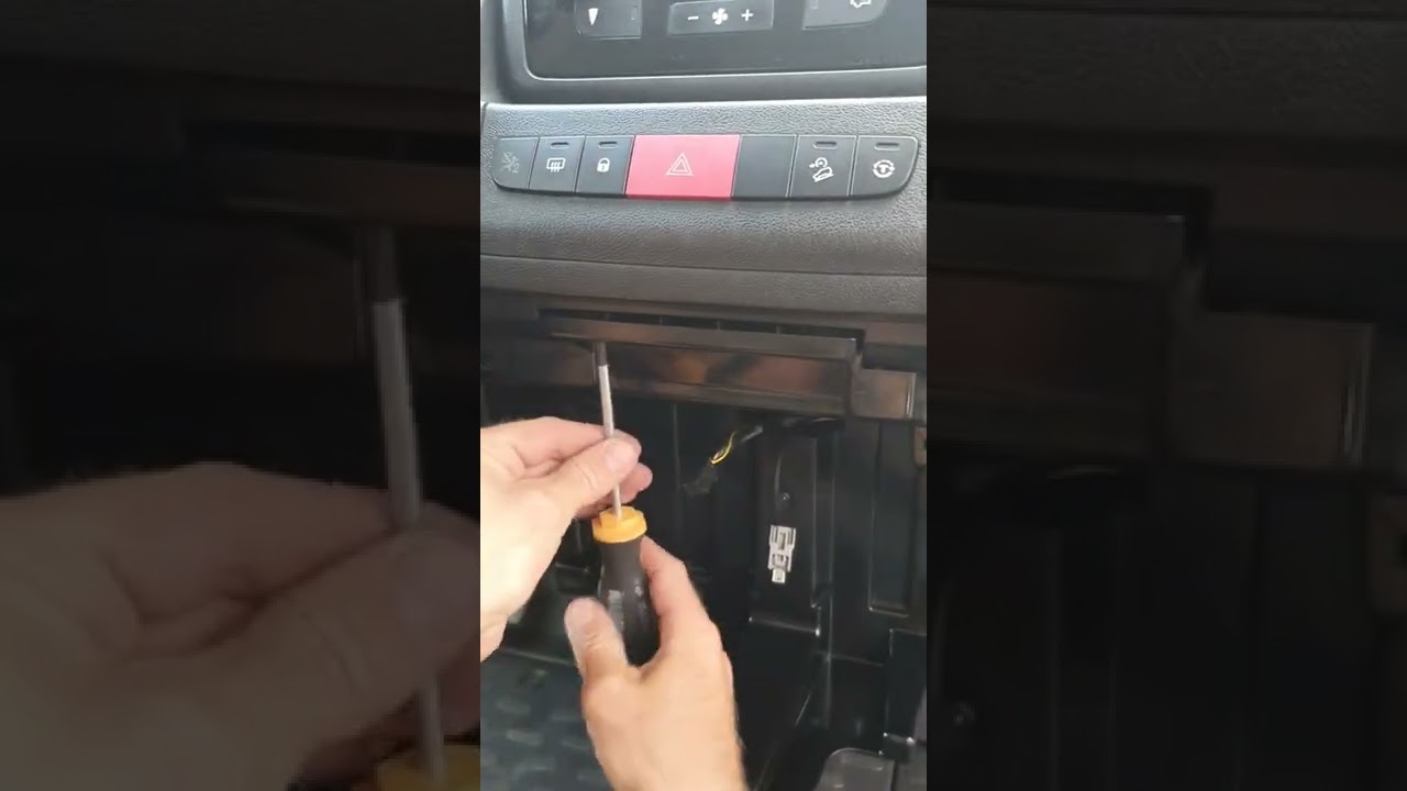 Demontage des Getränkehalters des Fiat Ducato/Citroen Jumper / Peugeot Boxer zur Montage der MiKoBox