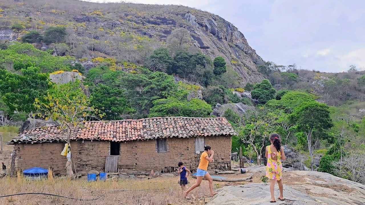 Sem água e sem energia em uma tapera de casa no pé de uma monstra pedra no sertão🙏