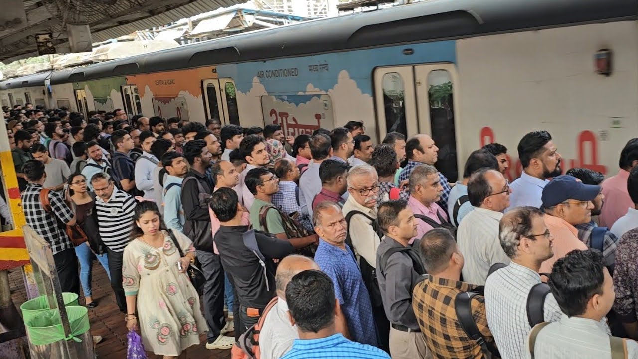 AC Fast Train Rush At Dombivli Railways Station l Mumbai Local Train Arrival and Departure Dadar