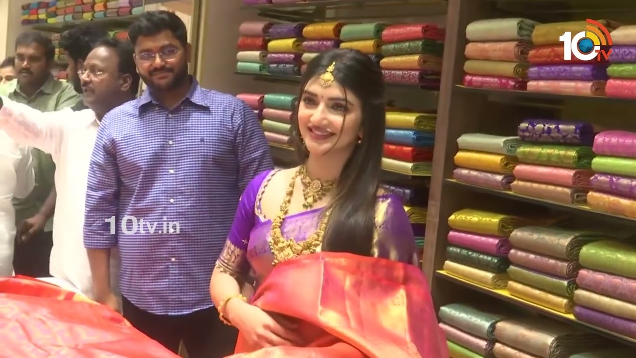 Sreeleela At Kanchipuram Narayani Silks Store Grand Opening | 10TV Entertainment
