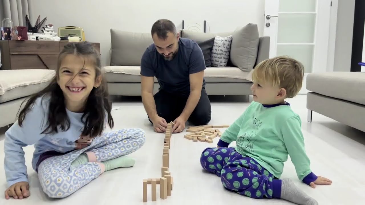 Emre ve Elif ile Dev Domino Oyunu! 😱 - EMRELIF Domino Challenge! 😱