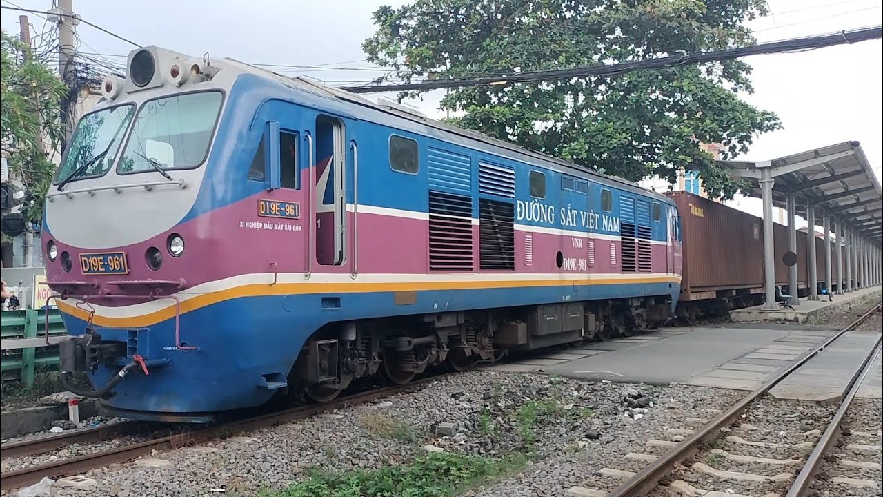 [120] Những chuyến tàu khách và tàu hàng bị ảnh hưởng do bão số 13