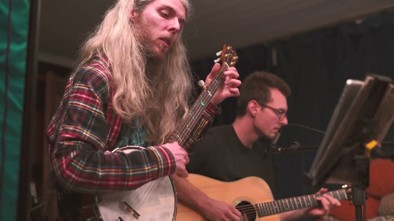 THE GOOD BEHAVIOURS - Troubadour (official video)