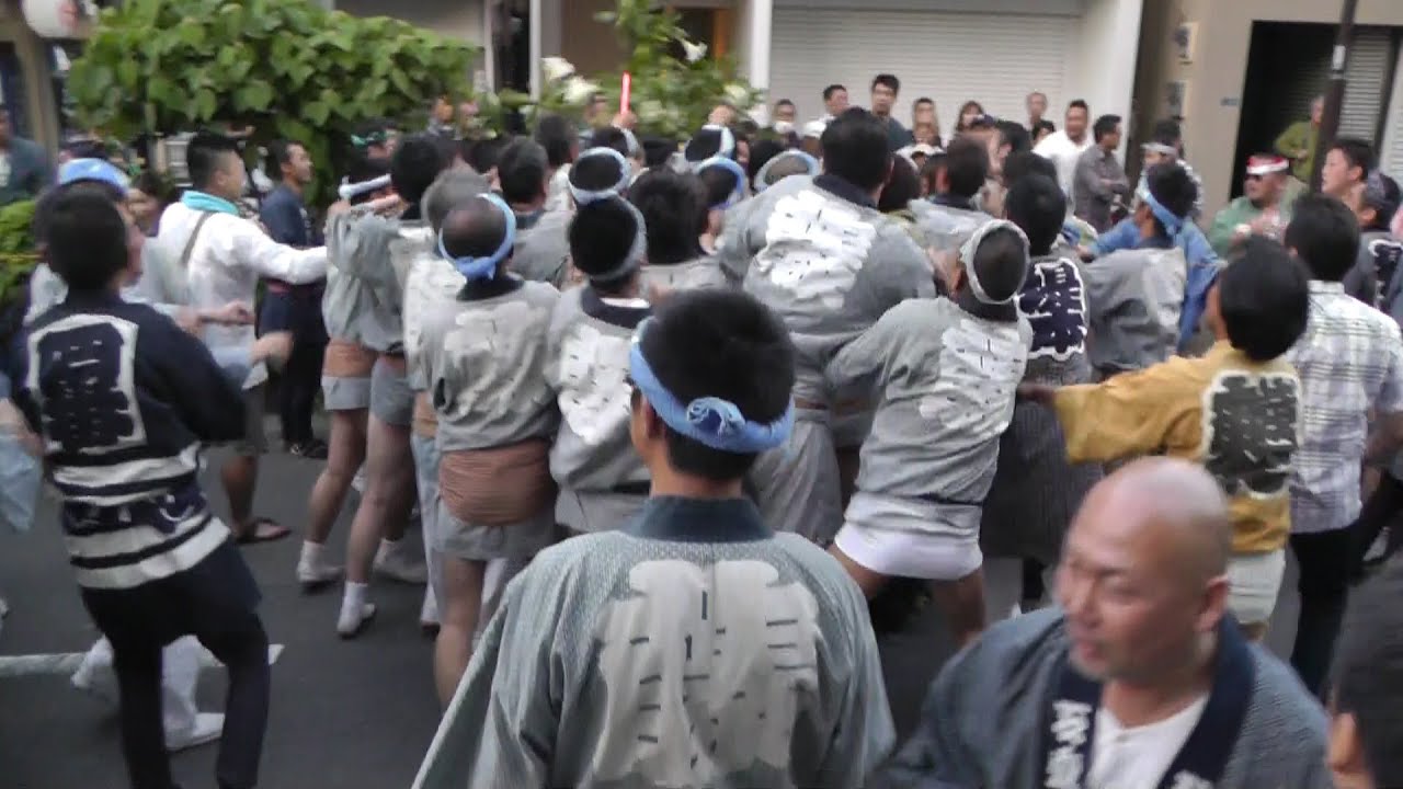 今戸神社　大祭　本社神輿の宮入道中の時のいざこざ　2013年  portable shrine (Imado shrine in Taito, Tokyo)