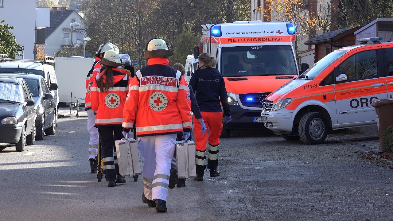 [ZIMMERBRAND] - Polizei rettet Rentnerin | Bewohnerin versuchte Ihr brennendes Sofa zu löschen - [E]