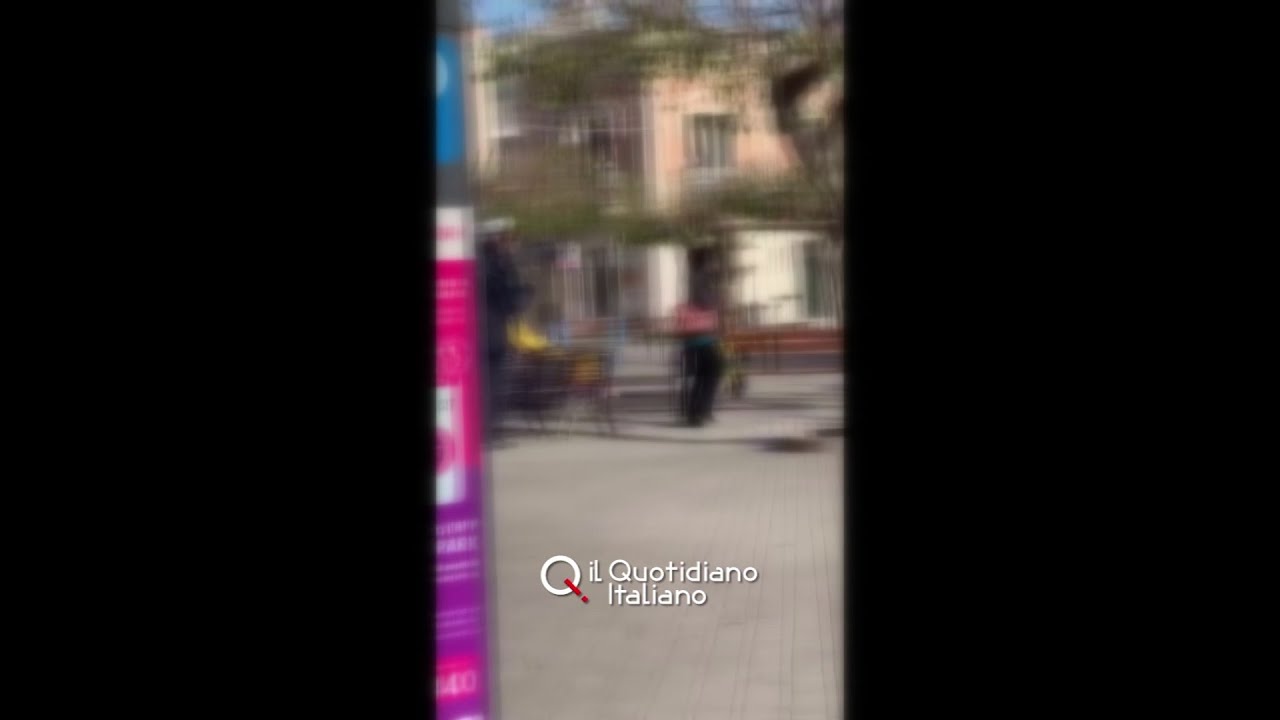 In strada col bimbo nonostante il coronavirus accusa i vigili di abuso e invoca i Carabinieri