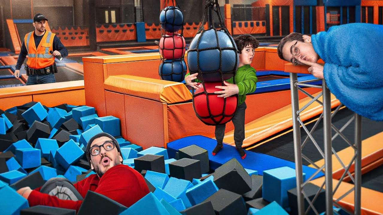 ON S'INFILTRE TOUTE UNE NUIT DANS UN TRAMPOLINE PARK AVEC MES PETITS FRÈRES !