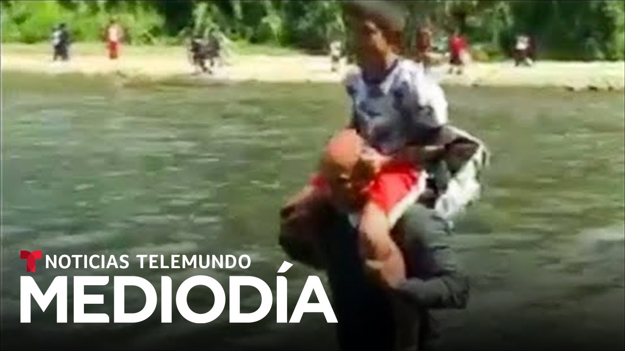 Maestro carga a sus alumnos para que puedan ir a clases | Noticias Telemundo