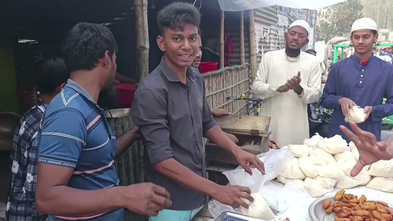 প্রথম রোজায় ইফতারের দোকানে উপচে পড়া ভীড়। 