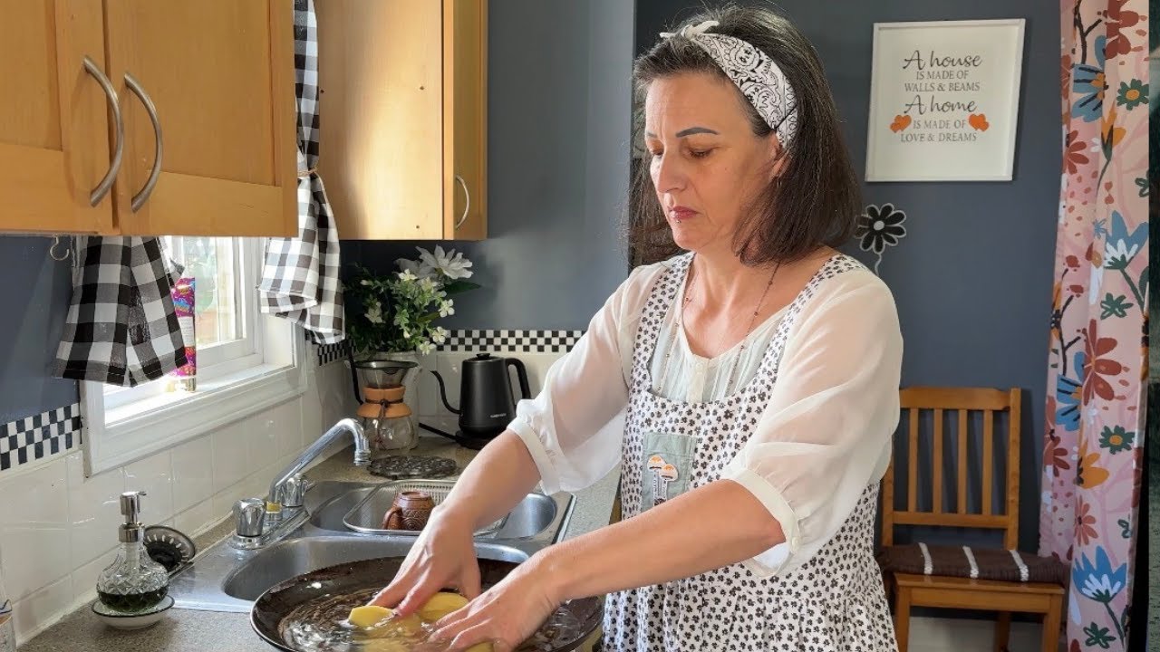Cozy December Slow Living Vlog | Musaka, Banana Bread & Simple Sewing