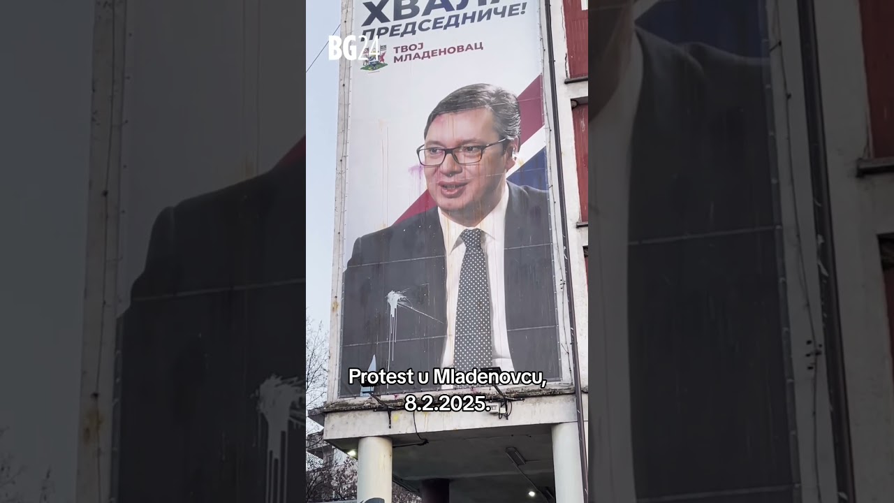 Protest u Mladenovcu, građani gađaju bilbord s Vučićevim likom #protest #beograd #bg24 #mladenovac