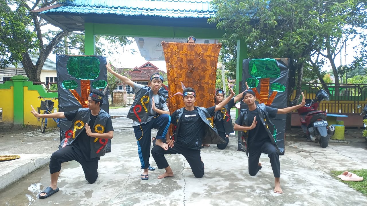 Praktek tari kreasi mtsn 1 mempawah, tari dayak 