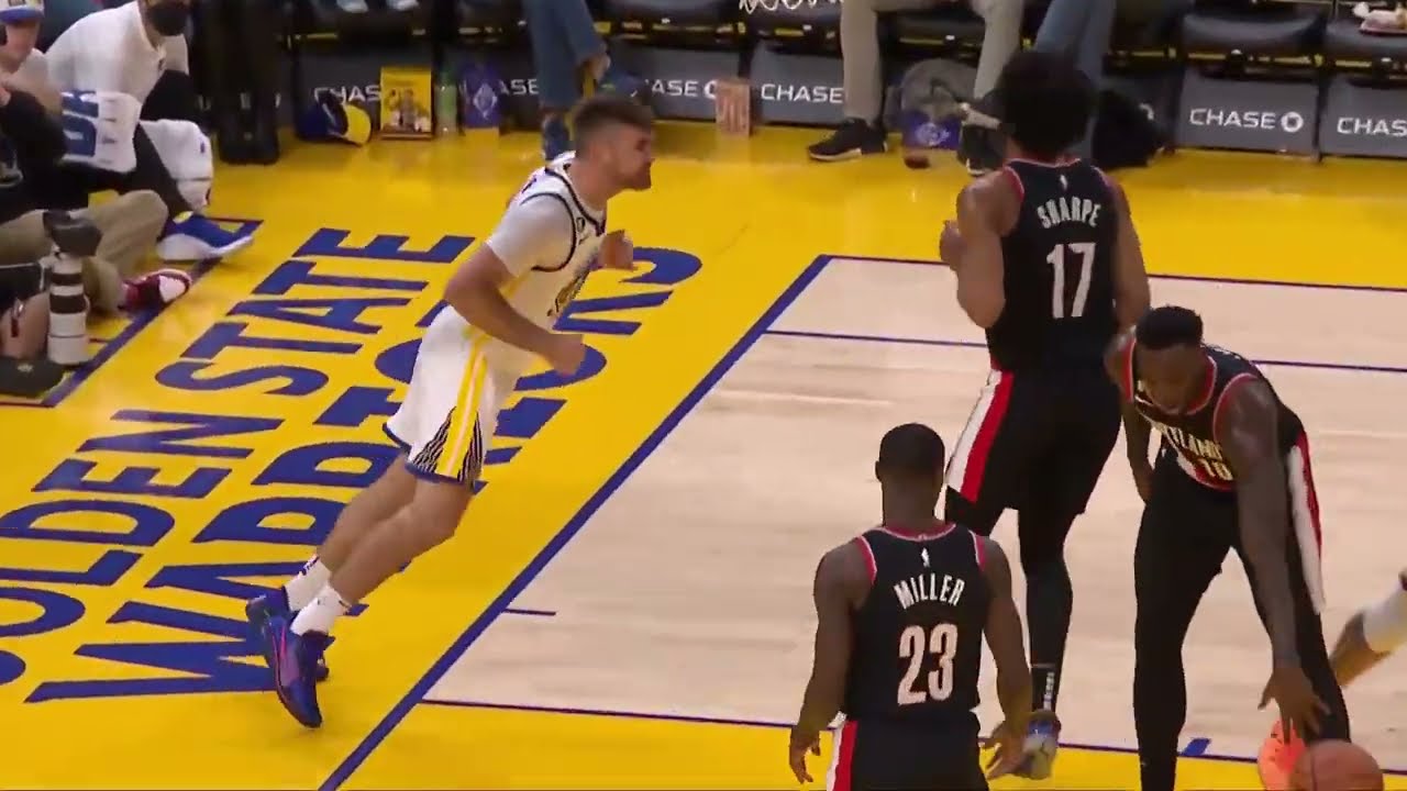 Stephen Curry's reaction to Pat Spencer's dunk