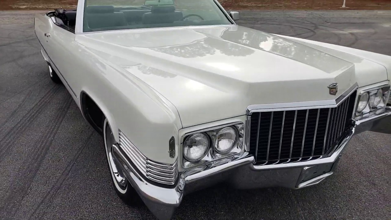 Привет из прошлого: кабриолет Cadillac DeVille 1970 года в автосалоне I-95 Muscle в Хоуп-Миллс, С...