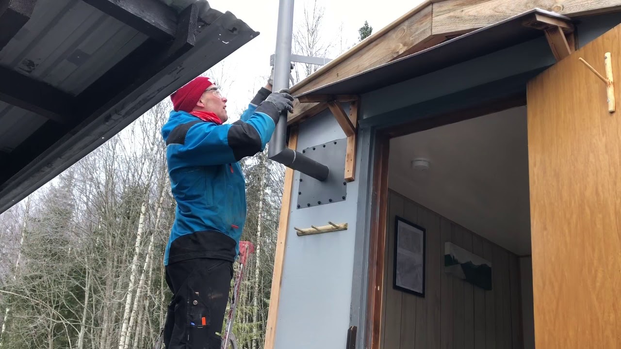Vedovn blir satt inn i skogsbrakka