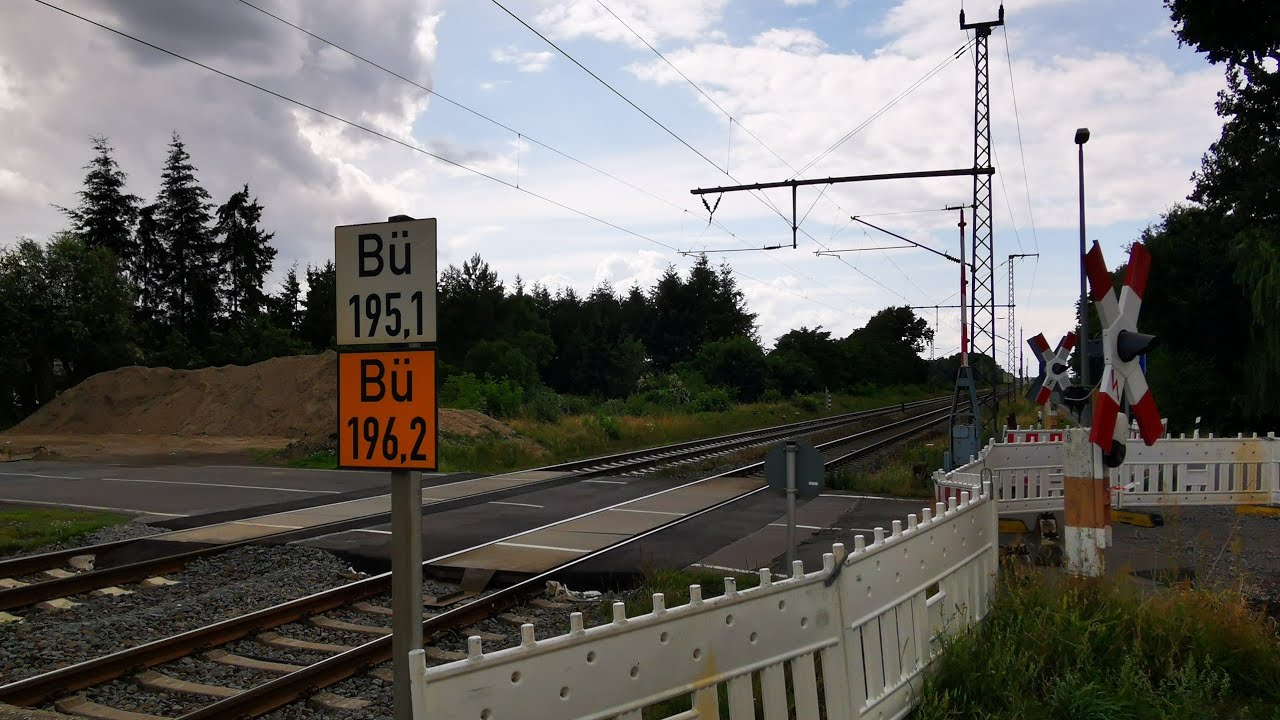 Alter DDR Bahnübergang in Mühlanger mit Hamster und Güterzügen