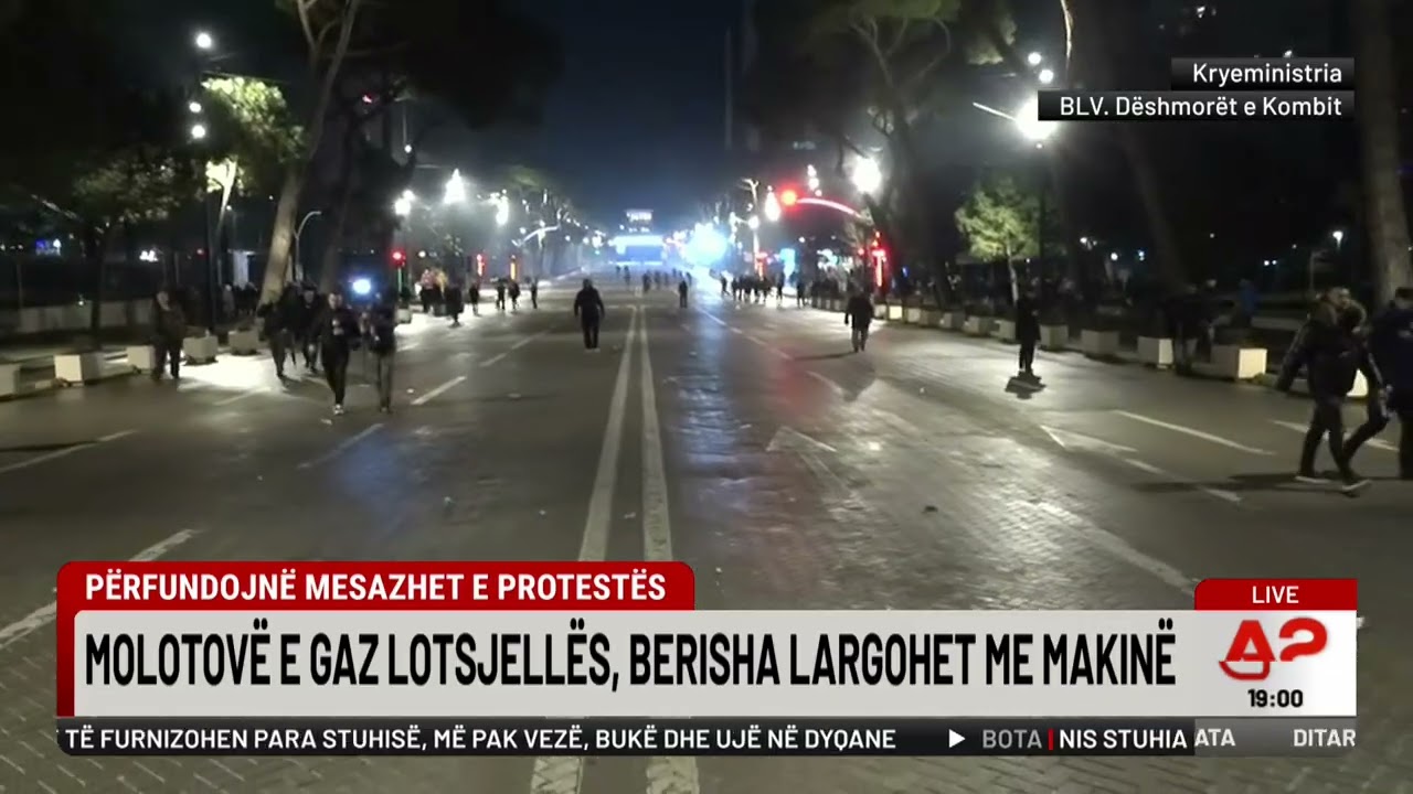 Gazi lotsjellës boshatis sheshin para kryeministrisë, demokratët marshojnë drejt Parlamentit